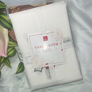 NEW Home Wear HOLIDAY  Tablecloth White W/ poinsettia Print 60 x 102 Rectangle